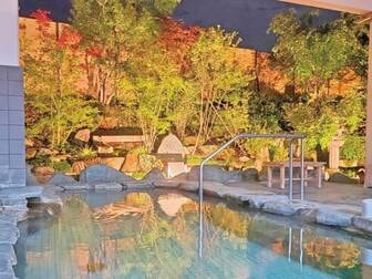 ヒルホテル　サンピア伊賀／【和風露天風呂（夜）】岩肌を模したシックな浴場。自慢の自家源泉が滾々と注がれる。