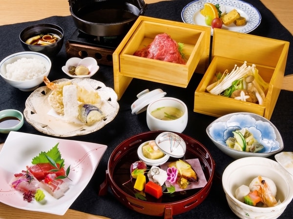 【伊賀“ぎゅう”っとすき焼き会席/例】上質な伊賀牛をすき焼きで！演出にもご注目。