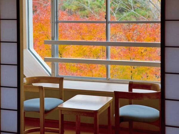【客室からの眺望/例】紅葉の見頃は例年11月中旬～下旬頃