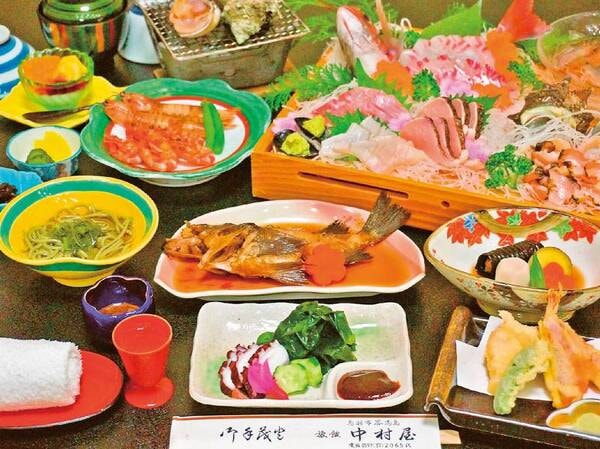 【地魚姿盛り付!島の幸満喫プラン/例】島で水揚げされた鮮魚のお造りや天ぷらなど約10品が並ぶ
