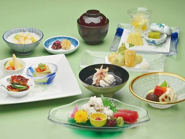 【季節の和食会席※7/12〜9/15の一例】36Fの高層階レストランから眺めるびわ湖の絶景とともに、料理長こだわりの和会席を心ゆくまで堪能