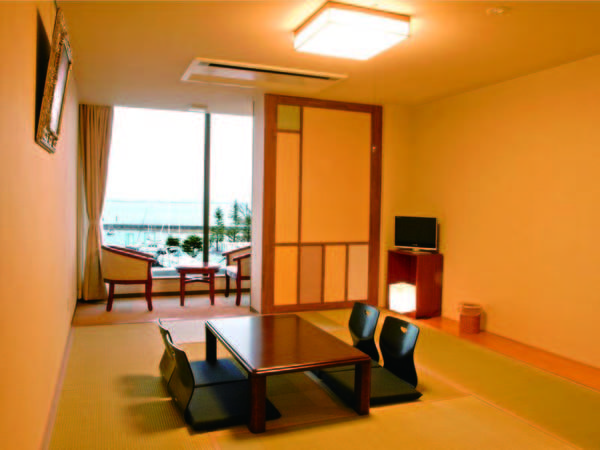 琵琶湖を望む10畳和室へご案内／例