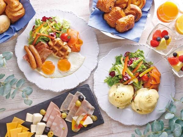 【朝食／一例】開放的なオープンキッチンで、滋賀の食を満喫していただけるビュッフェ形式で頂く朝食