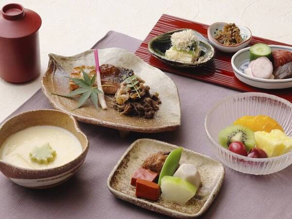 【クラブラウンジ/特別朝食】滋賀県産の食材にこだわった琵琶湖ホテルならではのメニューや、シェフが目の前で仕上げるこだわりの一皿をお楽しみください