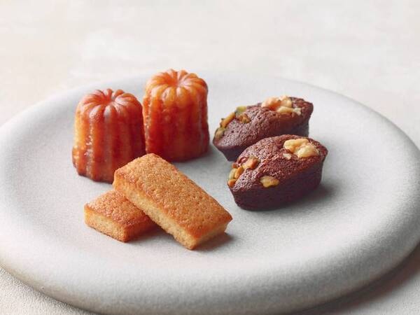 【クラブラウンジ・モーニングスナック/例】日頃の喧騒を離れ、思い思いのひとときのお供に、コーヒーやフルーツなどの軽食をご用意しています。（提供時間：10:30～12:00）