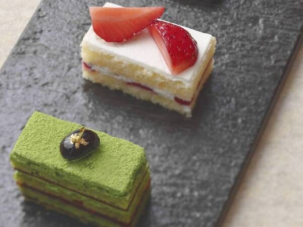 【クラブラウンジ・ティータイム/例】パティシェが丹精を込めて作ったホテルメイドのスイーツを、お好きなコーヒー・紅茶とともにお楽しみいただけます。（提供時間：15:00～16:30）