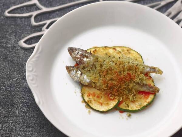 【クラブラウンジ・オードブル/例】カウンターキッチンで仕上げるお料理とともに、ソムリエがクラブラウンジのために特別にチョイスしたワインやシャンパンをお楽しみください（提供時間：17:00～20:00）