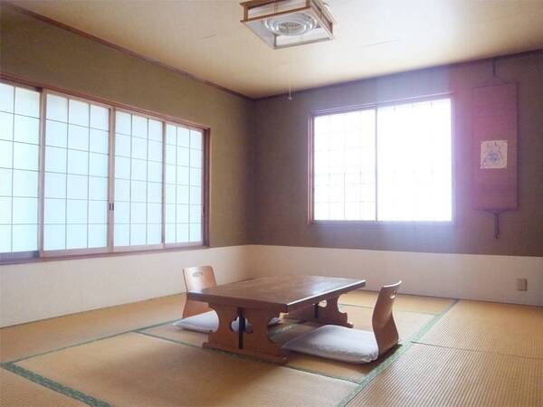 *客室一例/畳が心地よい純和風の和室。広さは人数により8畳から10畳となります。  