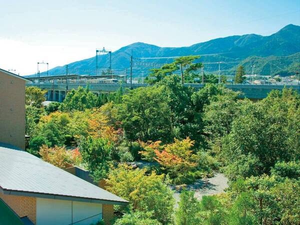 【【別館】洋室ツイン（山側）／一例】近江舞子に停車する電車が見えます※びわ湖は見えません