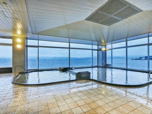 【展望大浴場】琵琶湖のパノラマが目の前に！彦根で唯一の天然温泉。琵琶湖の景観を楽しみながら入ることができる大浴場は、まさに贅沢そのもの