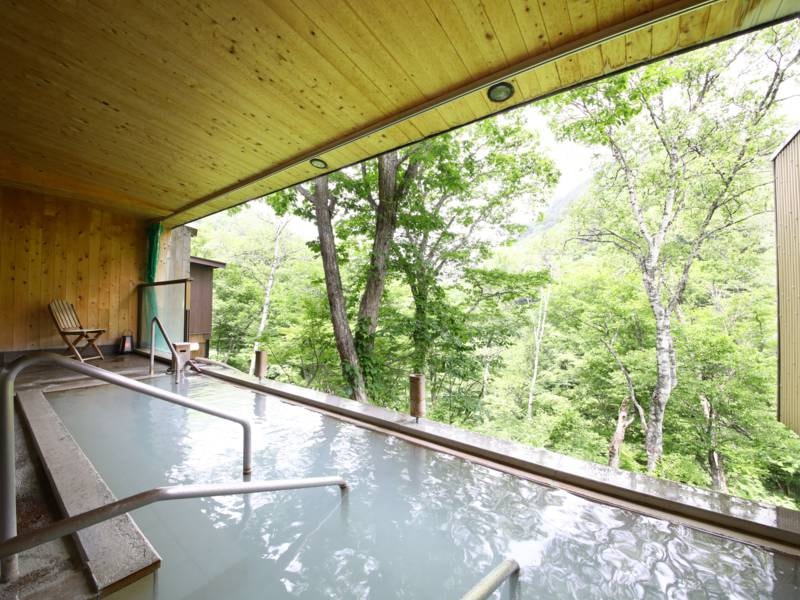 【露天風呂】緑美しい夏の景色と白い温泉