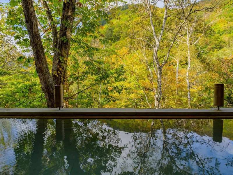 【露天風呂】湯面に映る鮮やかな紅葉をお楽しみいただけます