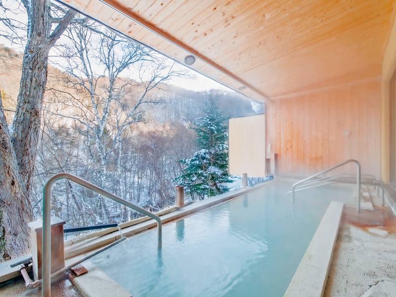 【露天風呂】冬の志賀高原は一面の雪です。露天風呂に入って雪景色を堪能してください。