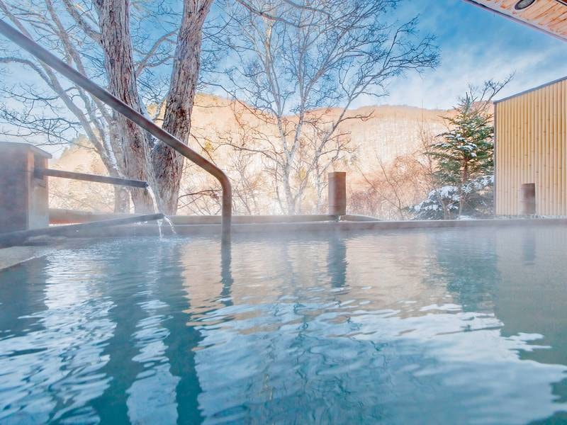 【露天風呂】冬の凛とした空気、露天風呂からの雪景色もご堪能ください