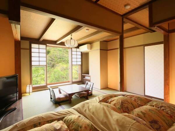 和モダン風客室一例/壁一面の大きな窓から一幅の絵のような大自然が広がる客室です