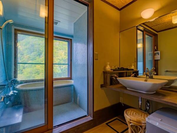 和モダン風客室一例/開放感あふれる温泉展望風呂（和モダン客室）