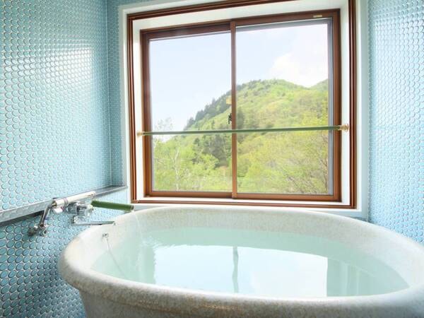 和モダン風客室一例/和モダン風客室のお部屋の温泉風呂。白い温泉を満喫しながら美しい景色も。レトロなタイルが可愛い♪