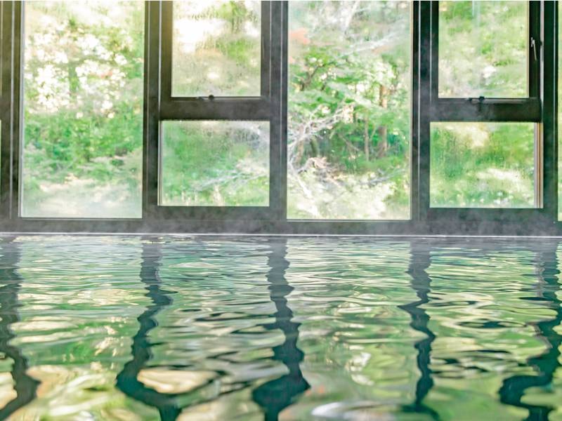 【大浴場】静穏でゆるやかな時の流れの中、澄んだ空と豊かない緑に包まれる。