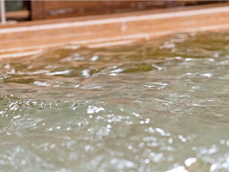 【大浴場】無色透明な榊原温泉の湯は、風呂上がりに肌がつるつるスベスベになる事から美肌の湯として知られています。