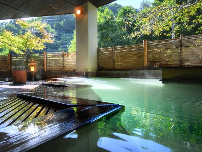 やませみの湯：檜の露天風呂/広くはありませんが、自然と温泉を楽しめるやすらぎ空間