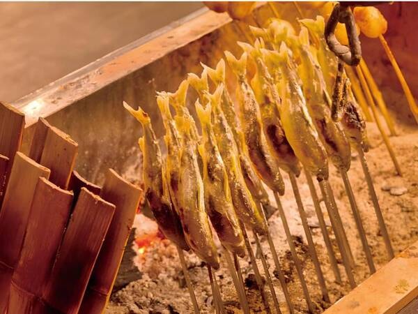 “囲炉裏ダイニング”～薪がぱちぱち燃えている。。。昔懐かしいにおいが迎えてくれた