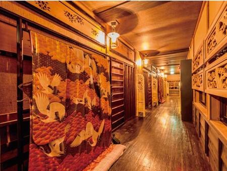 
ギャラリー街道。。。昔懐かしい・・・銘木造りの回廊。。。『時代もの展示処』。。。【別館回廊一例】