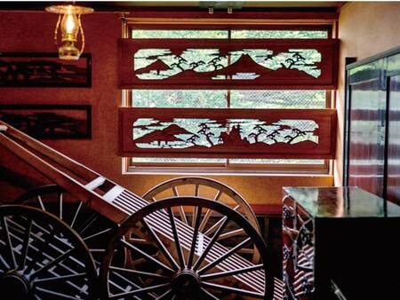 ギャラリー街道。。。昔懐かしい・・・銘木造りの回廊。。。『時代もの展示処』。。。【別館回廊一例】