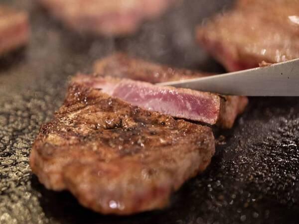 【夕食/例】ステーキはその場で焼き上げます