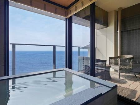 客室の半露天風呂は海一望のテラス付！（眺望例）