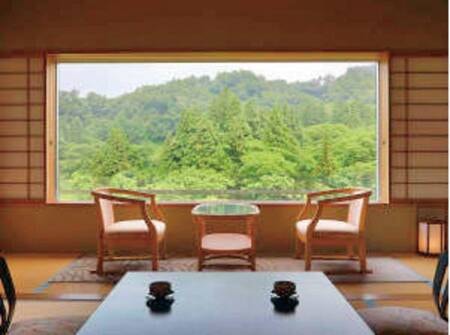 【標準和室/一例】落ち着いた雰囲気の純和風10畳和室へご案内。全室川側で各お部屋から山並みと銀山川の川辺を望むことができる眺望の良いお部屋です