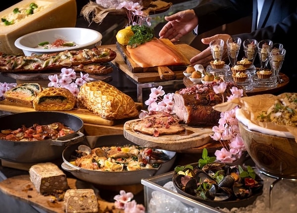 2か月毎にメニューが変わる、約70種の種類豊富なビュッフェ/一例