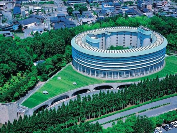 【外観】円形の建物は20世紀を代表する建築家・村野藤吾氏の
設計。自然に囲まれた清爽の別天地で優雅な滞在を…