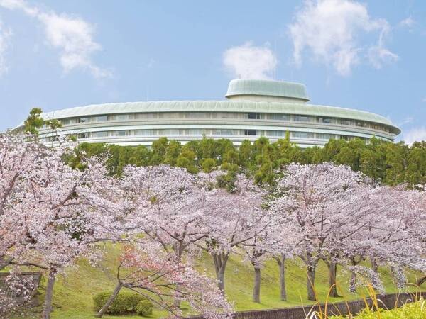 【外観（春）】ホテル周辺には桜もあり、四季折々の洛北の自然を愉しめる