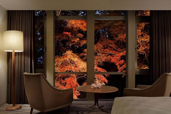 【フォレストフロア/秋の眺望一例】全室大きな窓があり、秋には紅葉も愉しめます