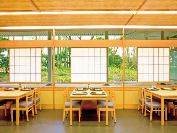 【日本料理　宝ヶ池】中庭を望むテーブル席