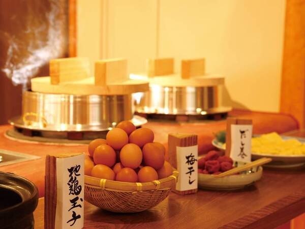 朝食／例　あつあつのお料理のご提供と丹後一美味しい「朝食」をコンセプトに、料理人が目の前で揚げる天ぷら、朝食では地鶏卵で玉子かけご飯も味わっていただけます