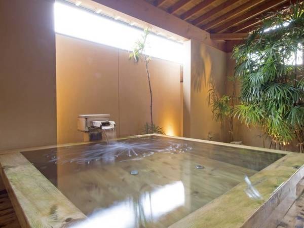 【檜風呂】良質の檜をふんだんに使用した趣ある空間
