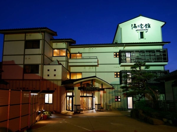 海雲館は間人ガニで有名な間人港を一望できる全10室の宿で、全館バリアフリー設計です