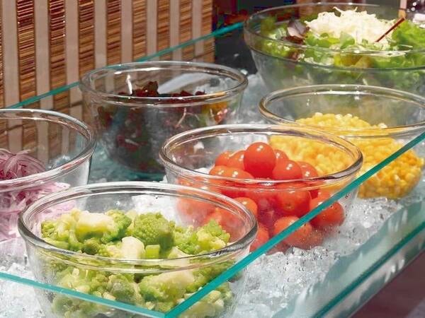【朝食バイキング/例】フルーツやサラダ類も充実