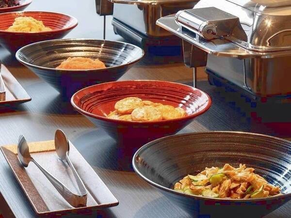 【朝食バイキング/例】こだわりの陶器の器で統一されて料理を際立たせる