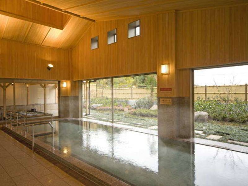 大浴場：庭園の見渡せる大浴場