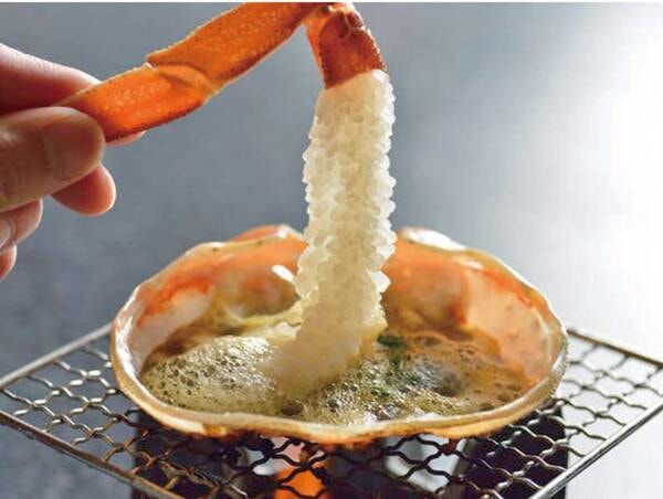 【活け松葉ガニ１匹使用】カニフルコース／写真一例
コクのある甲羅味噌とぷりっぷりの蟹刺しを一緒に味わうのもおすすめ！