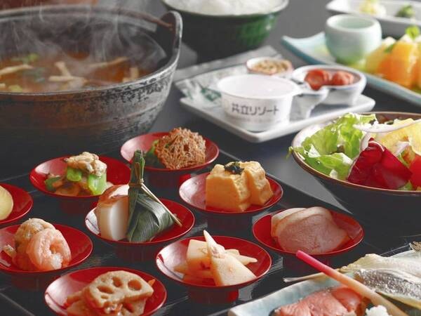 宿自慢の、旬の食材を使った朝食膳をご提供