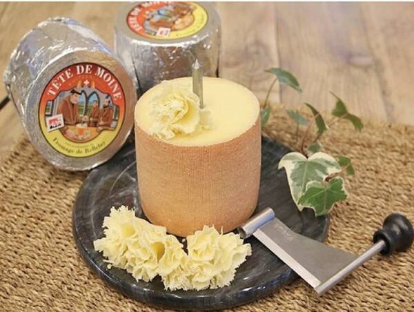 【朝食/例】TETE DE MOINEのチーズも並ぶ