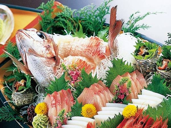 京丹後 笑味処 海幸の カニの宿で食べる 新鮮魚介舟盛付 カニ3杯フルコース 0円 割引部屋 7 5畳 広縁 ﾄｲﾚ付 ゆこゆこ