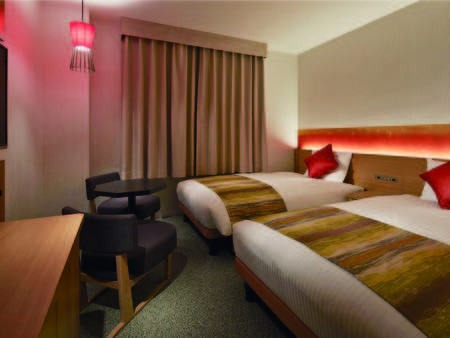 客室は禁煙19平米。全米シェア1位のサータ社製ベッドを使用。上質の眠りを提供/例