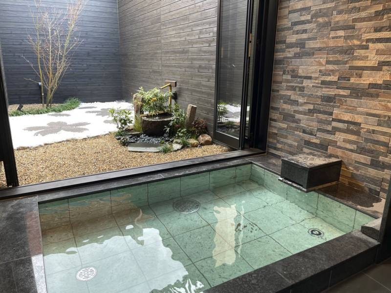 新館貸切温泉「桜の湯」有料：「桜」をテーマにした日本庭園貸切半露天風呂。