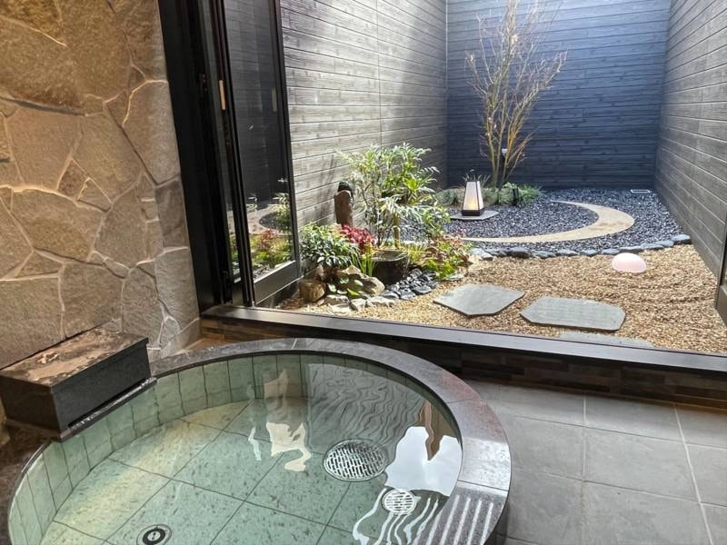 新館貸切温泉「月の湯」有料：「月」をテーマにした日本庭園貸切半露天風呂。可愛らしい丸い湯舟が特徴