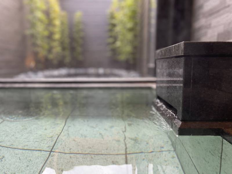 新館貸切温泉「凪の湯」有料：「凪」をテーマにした日本庭園貸切半露天風呂。