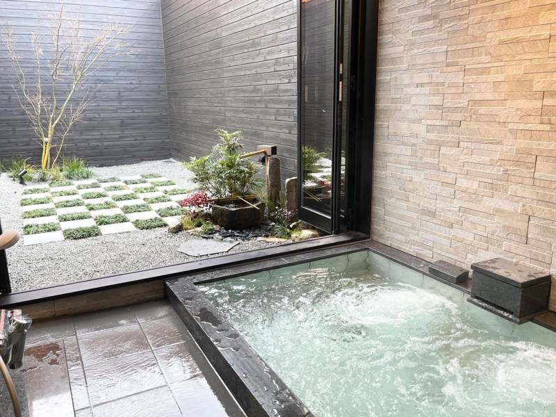 新館貸切温泉「松の湯」有料：「松」をテーマにした日本庭園貸切半露天風呂。ジェットバス付き！